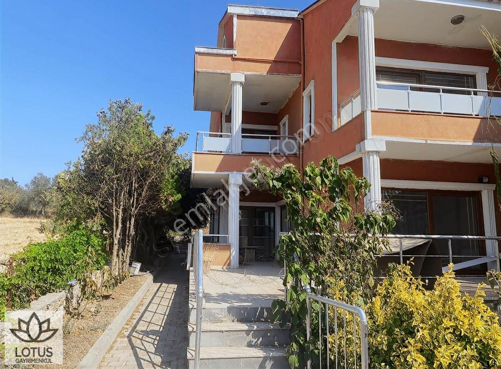 Çanakkale Merkez Çınarlı Köyü (Dardanos) Kiralık Villa Çanakkale Koleji Yanında Büyük M2'ye Sahip 5+1 Villa