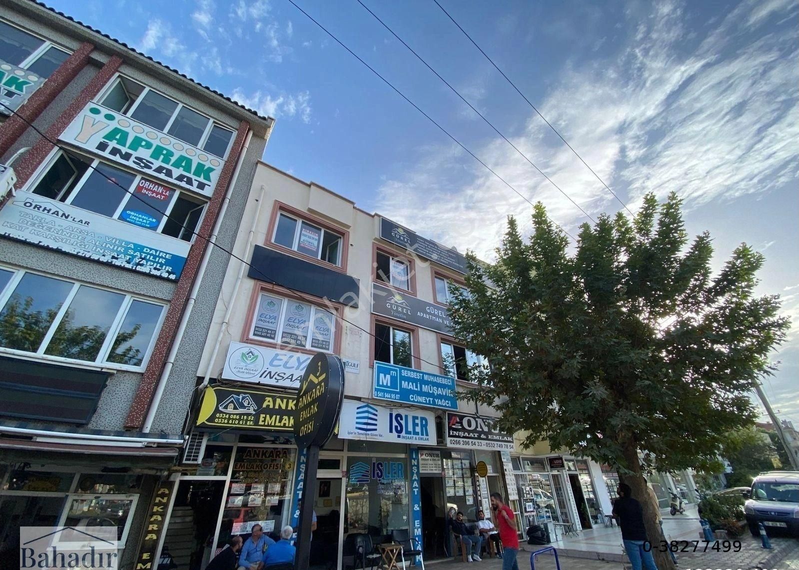 Edremit İskele Kiralık Ofis BAHADIR EMLAKTAN MERKEZ IŞIKLARDA KİRALIK 1+1  OFİSLER