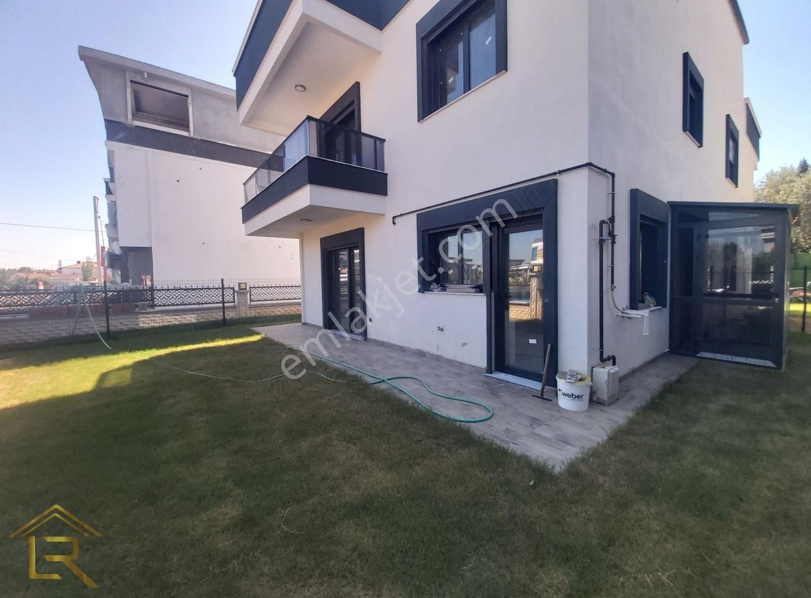 Menderes Barbaros Satılık Villa LARİNDEN BARBAROS MAH.ANA CADDEYE YAKIN SATILIK 4+1 240 M2 VİLLA