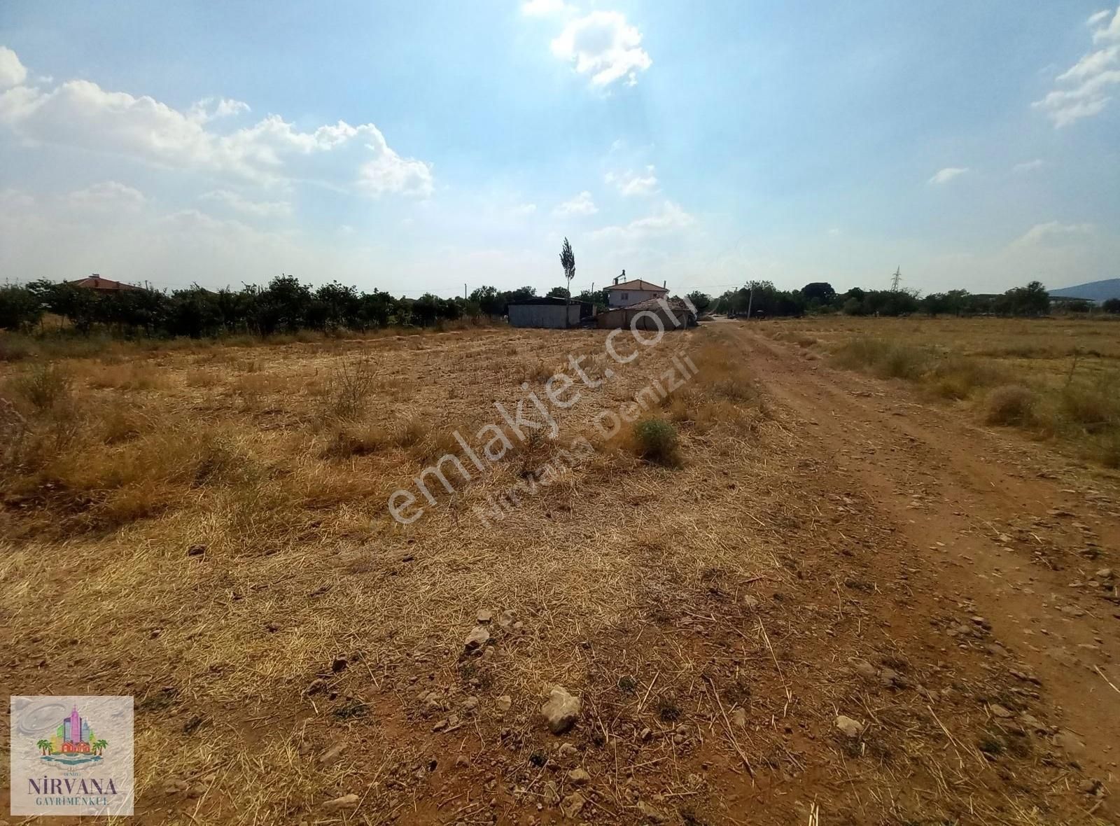 Tavas Karahisar Satılık Konut İmarlı KARAHİSARDA ÖNÜ AÇIK ARSA