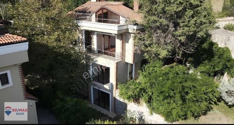 Kartal Yakacık Çarşı Satılık Villa Yakacık'ta Doğa İçinde Yüzme Havuzlu Satılık 5+2 Müstakil Villa