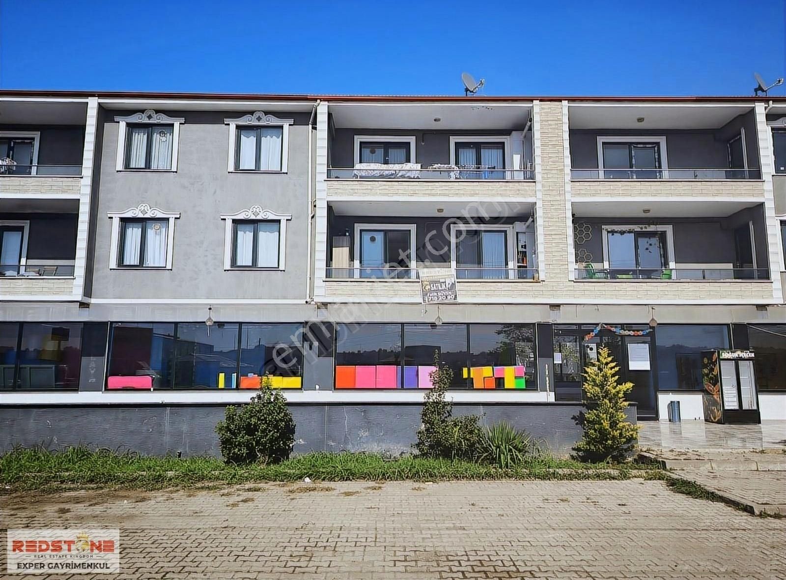 Karasu Yalı Satılık Daire KARASU'DA CADDE ÜSTÜ MUTFAK AYRI GENİŞ SATILIK 3+1 DAİRE