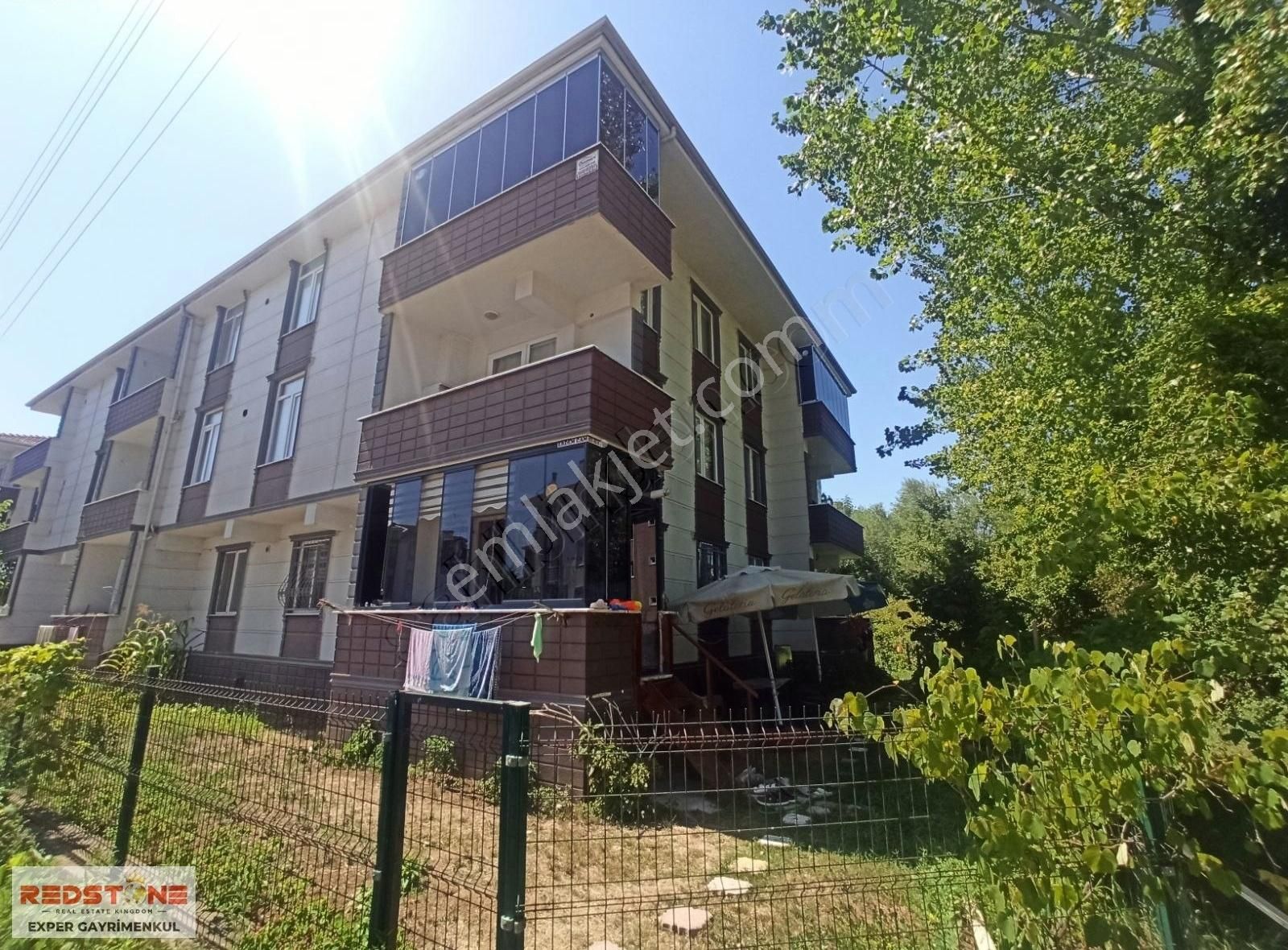 Karasu Yalı Satılık Daire KARASU'DA BAHÇE KULLANIMLI EŞYALI DENİZE YAKIN SATILIK 2+1DAİRE