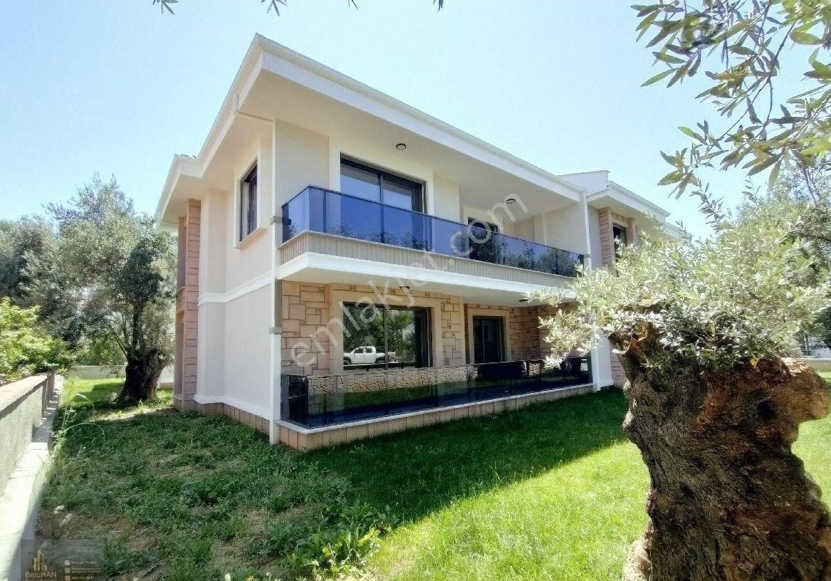 Edremit Altınoluk Satılık Villa ALTINOLUK DOĞA İÇERİSİNDE MERKEZİ KONUMDA BAHÇELİ 180 M2 LİK 4+1 FIRSAT 2 BANYOLU SON 2 LÜX VİLLA