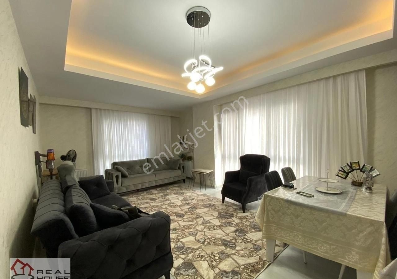 Bağcılar Kirazlı Satılık Daire KİRAZLI MAHALLESİNDE SİTE İÇİ EBEVEYN BANYOLU 3+1 SATILIK DAİRE