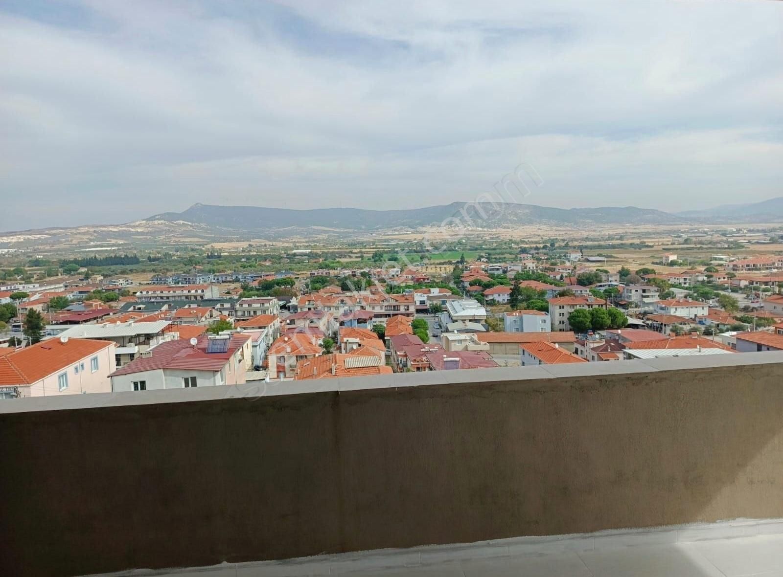 Foça Kazım Dirik Kiralık Daire BAĞARASI KAZIMDİK MAHALLESİNDE GENİŞ TERASLI MANZARALI DAİRE...