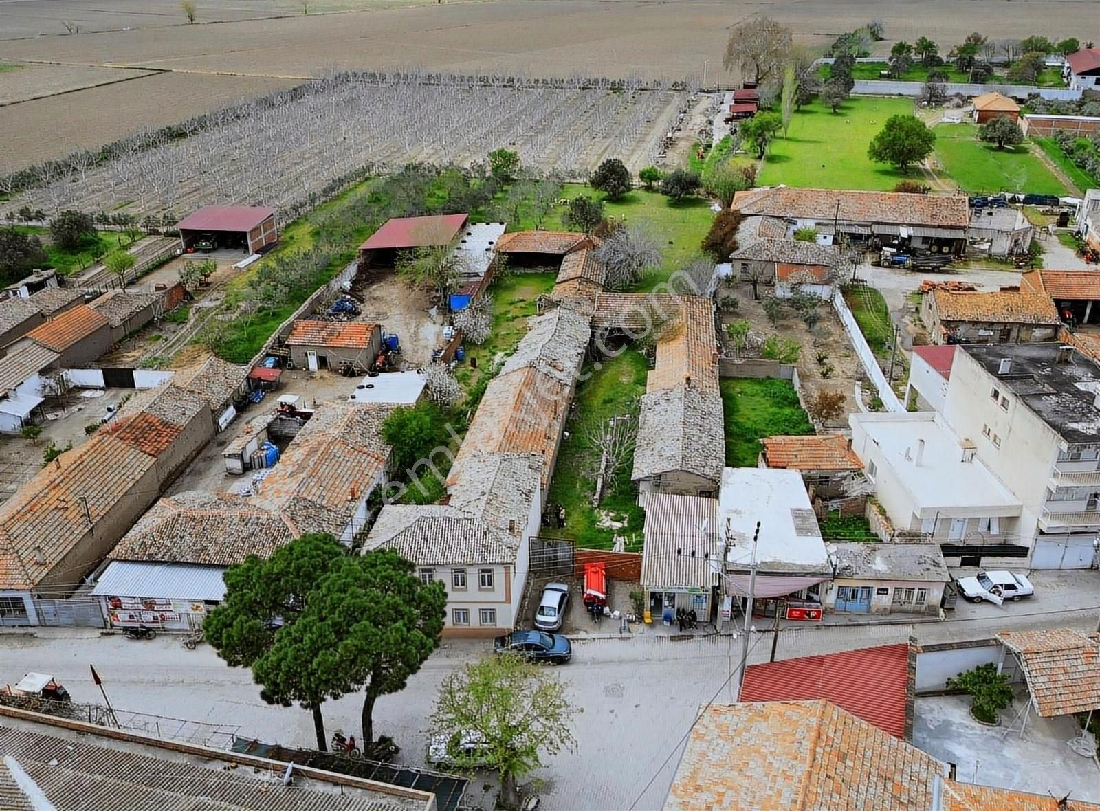 Bergama Kadıköy Satılık Konut İmarlı Kadıköy Merkezinde İşletme Yapmaya Uygun 1570 M2 Köy Evi