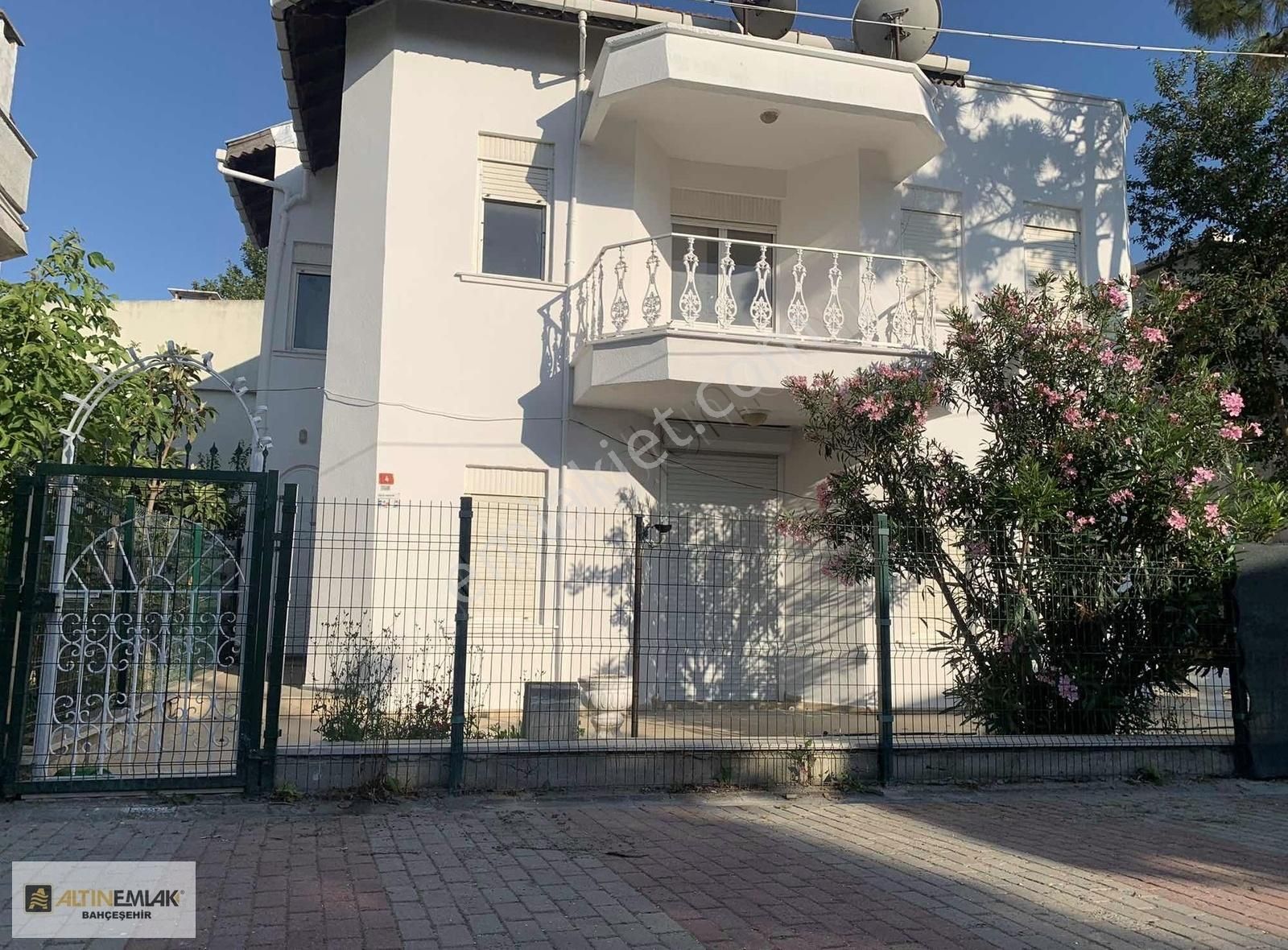 Büyükçekmece Kamiloba Satılık Villa KUMBURGAZ'DA DENİZE SIFIR 250 M2 VİLLA