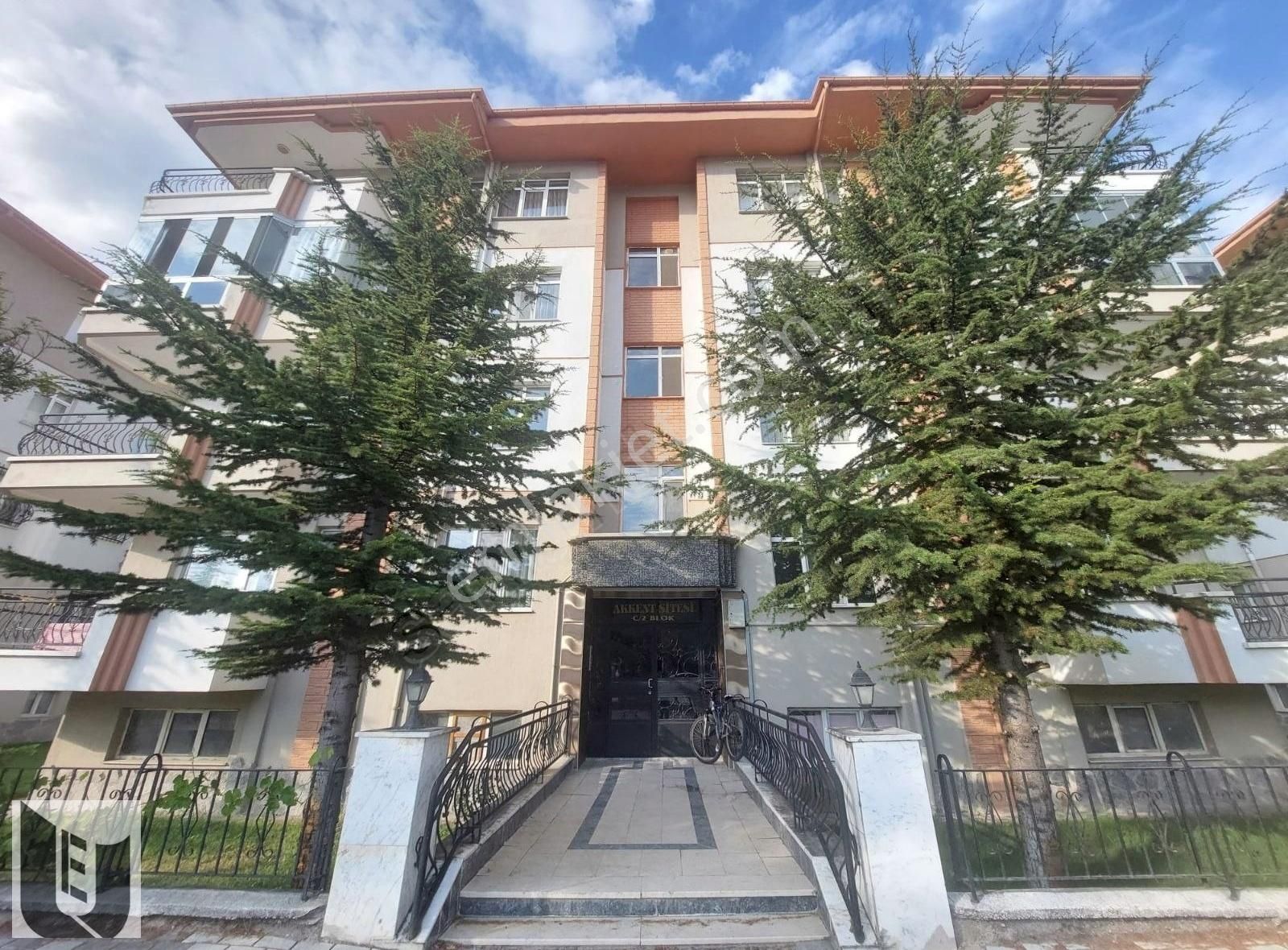 Afyonkarahisar Merkez Selçuklu Kiralık Daire UYDUKENT EMLAK'TAN MERKEZİ KONUMDA 3+1 KİRALIK DAİRE