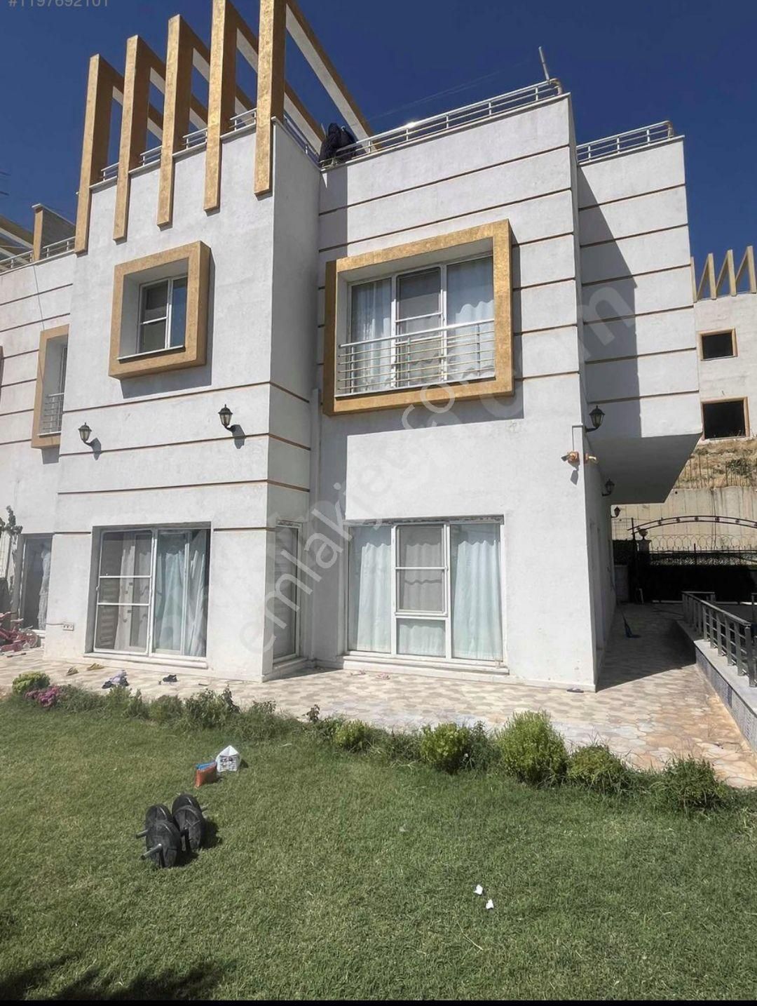 Artuklu Cumhuriyet Satılık Daire ekinci den ova manzaralı havuzlu villa