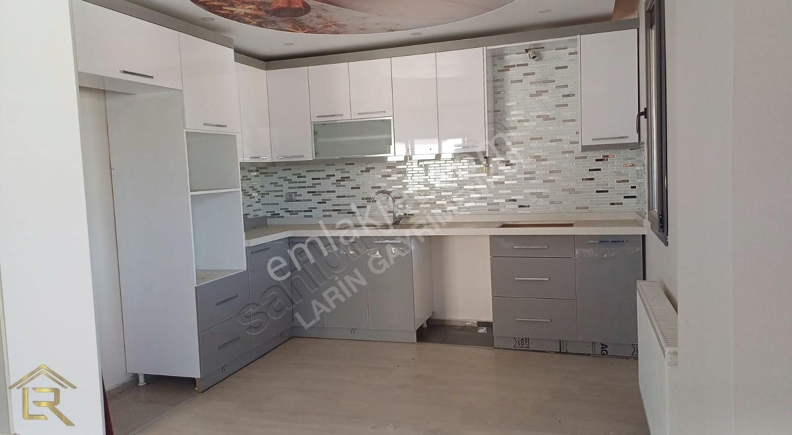 Menderes Mithatpaşa Satılık Villa LARİNDEN MİTHATPAŞA MAH.220 M2 4+1 SATILK GENİŞ BAHÇELİ VİLLA