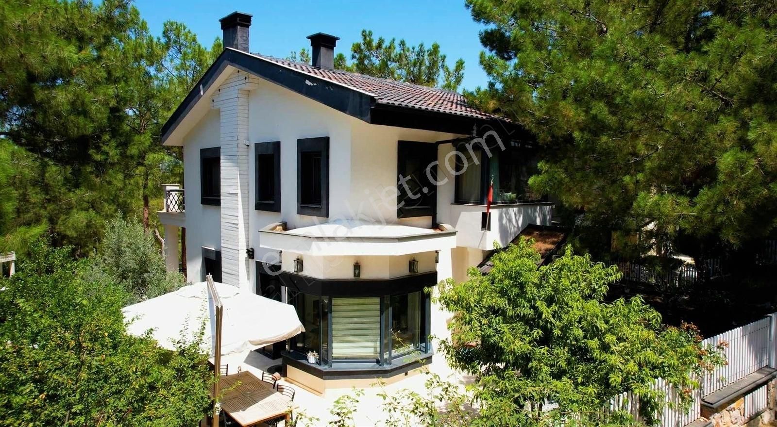 Urla Kalabak Satılık Villa URLA SİTE İÇİ 6+2 MÜSTAKİL BAHÇELİ ÖZEL VİLLA