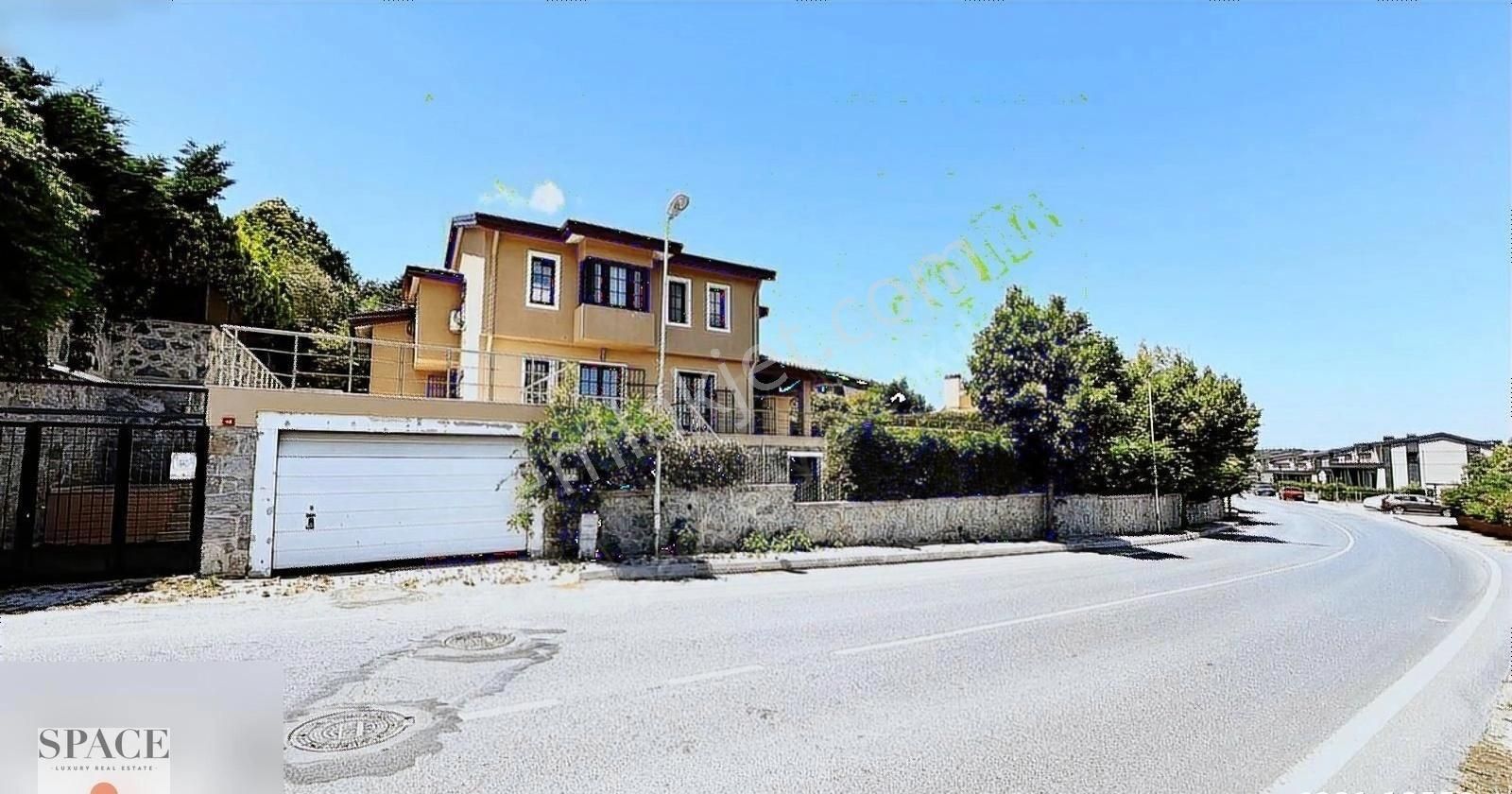 Sarıyer Uskumruköy Kiralık Villa ZEKERİYAKÖY DE 550 m2 KAPALI GARAJLI KİRALIK MÜSTAKİL VİLLA