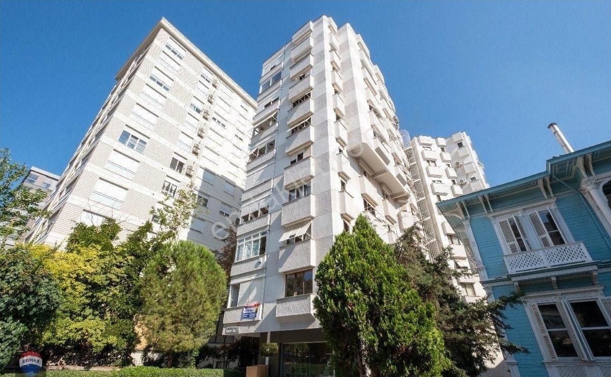 Kadıköy Göztepe Satılık Daire GöztepeTütüncü Mehmet Efendi Cad. Üzerinde 4+1 175m2 Boş Daire