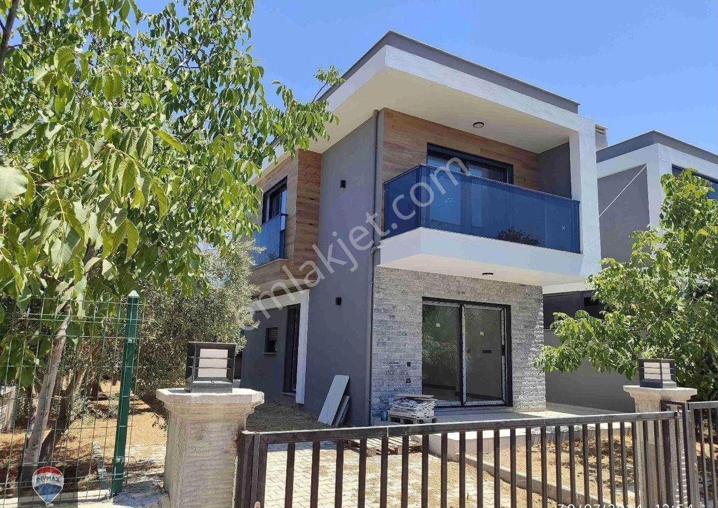 Kuşadası Soğucak Satılık Villa 3 ODA 1 SALON GENİŞ BAHÇELİ SIFIR VİLLA...