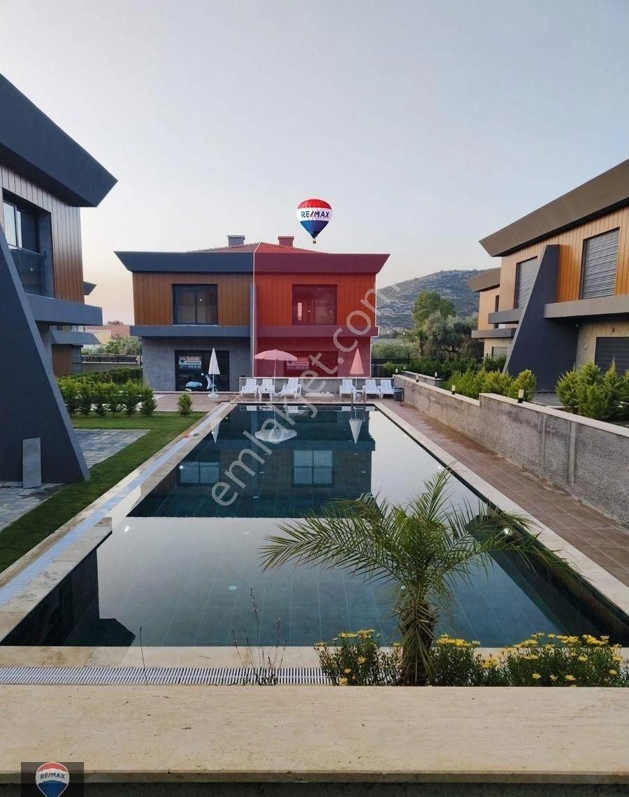 Kuşadası Bayraklıdede Satılık Villa Denize Yakın,Havuzlu Sitede Sıfır Dubleks Villa