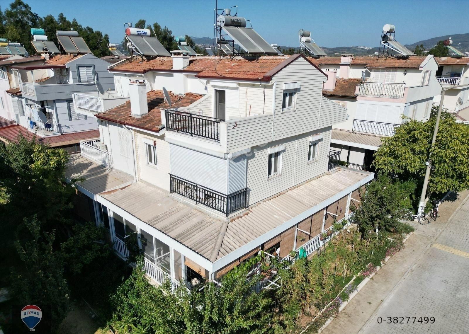 Kuşadası Davutlar Satılık Yazlık Kuşadası Sevgi Plajı Arkası Yeşeren Sitesinde Satılık 4 + 1 Villa