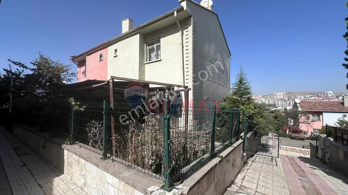 Yenimahalle İlkyerleşim Kiralık Müstakil Ev Batıkent ilyerleşim'de Metro yakını 3+2 Kiralık dubleks