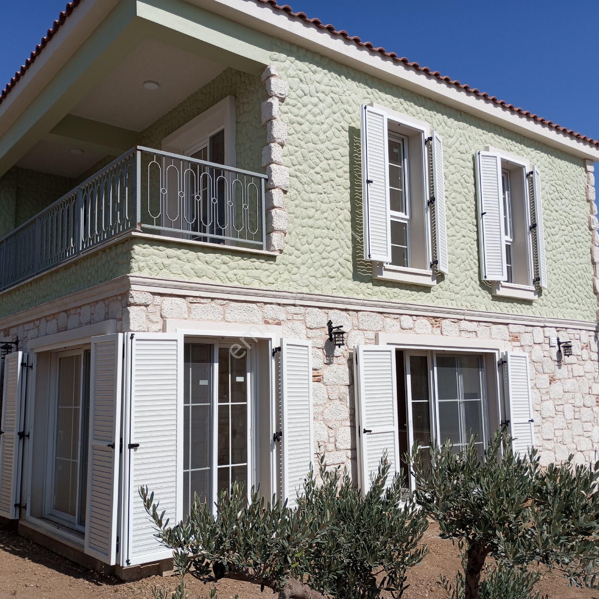 Ayvalık Küçükköy Satılık Villa Havuzl Sitede Satılıl Villa