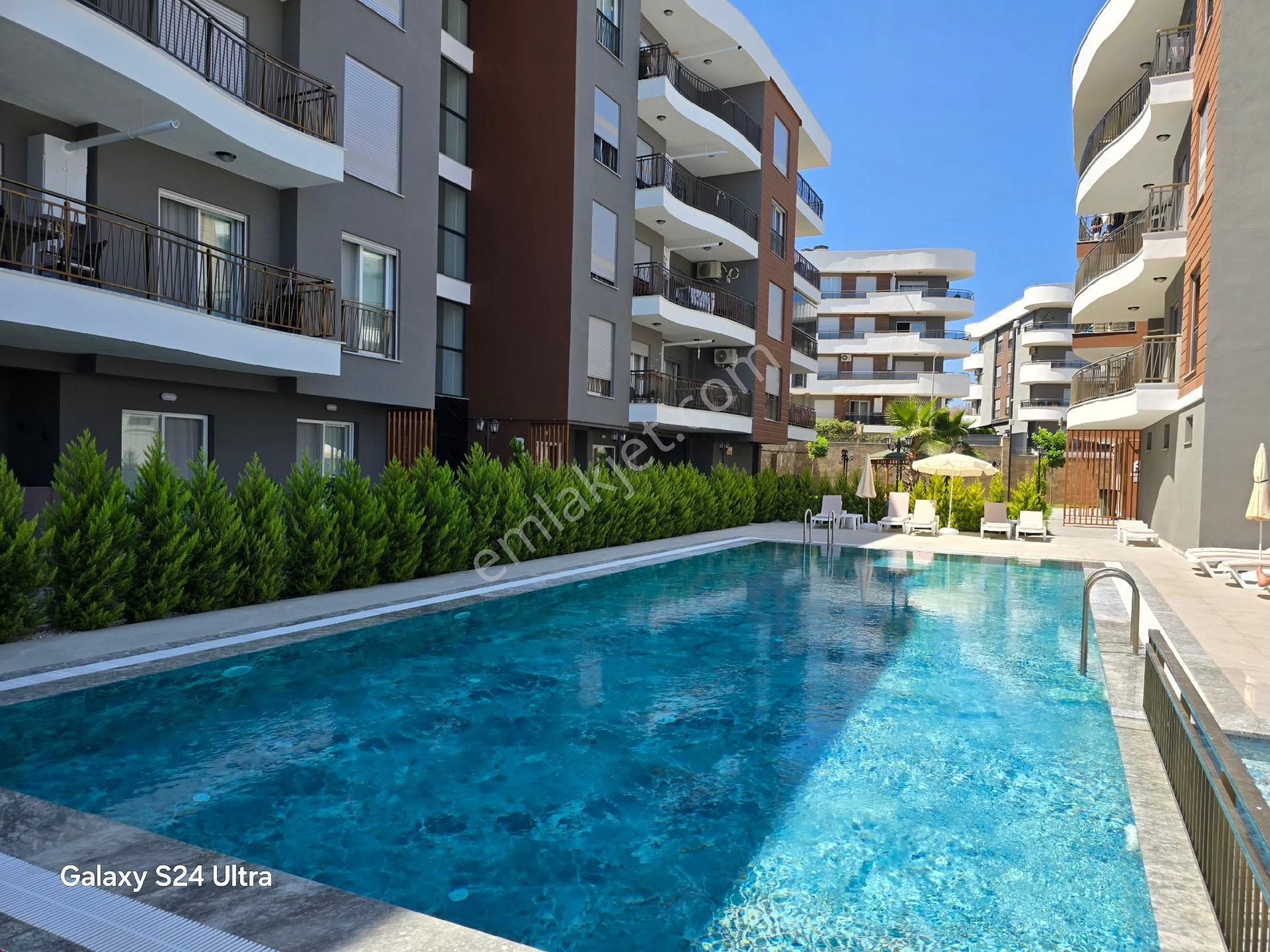 Kuşadası Değirmendere Mevkiinde 2+1 85m²havuzlu Güvenlikli Otoparklı Sitede Lux Daireler