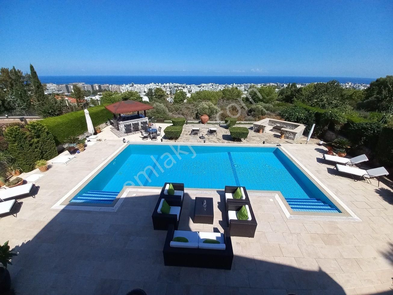 Girne Aşağı Girne Satılık Villa Muhteşem Deniz Manzaralı 4 Yatak Odalı Villa!