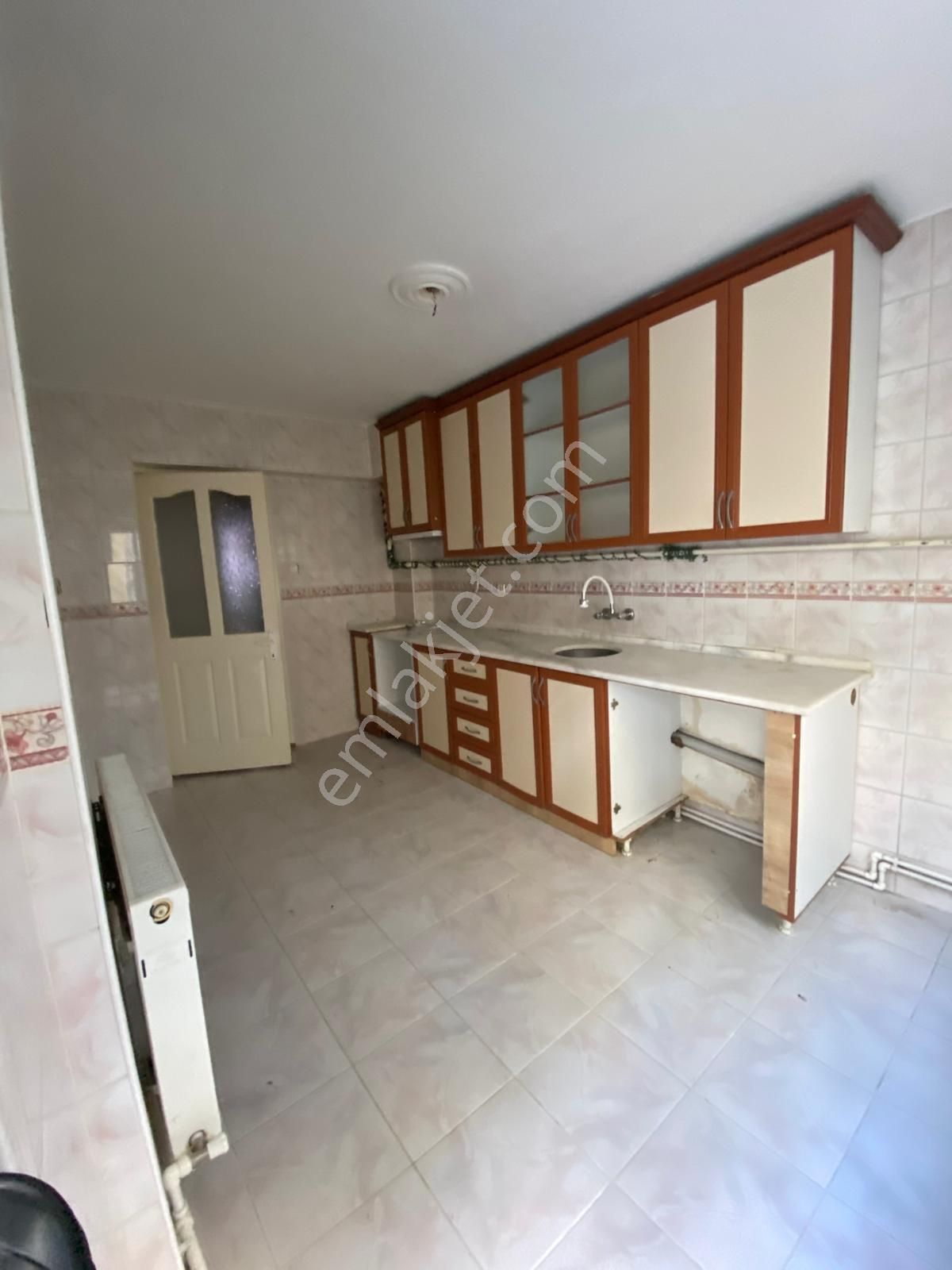 Şehzadeler Sakarya Satılık Daire  SAKARYA MAHALLESİ    3+1 145m2 5 KATLININ 1. KATI