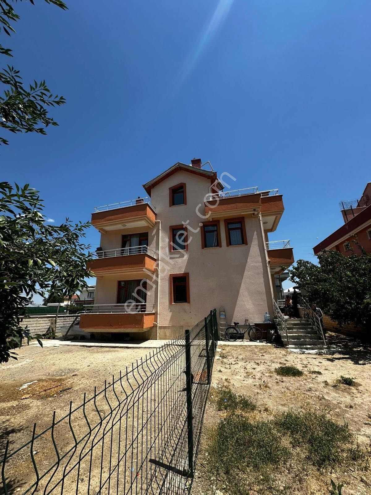 Selçuklu Erenköy Satılık Villa SELCUKLU ERENKOY MAH. 575 M2 BAHCE ICINDE 7+1 SATILIK VİLLA