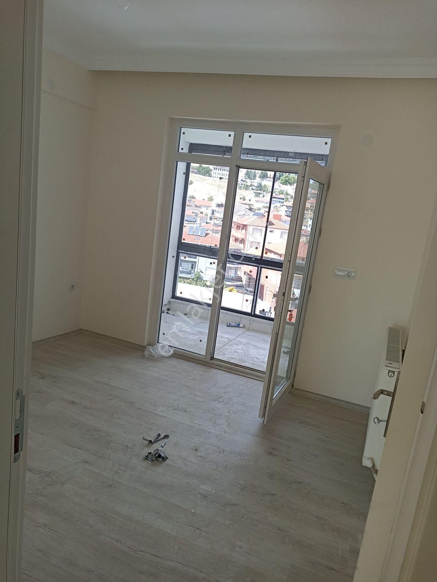 Emirdağ Eski Kacerli Satılık Daire  3+1 SATLIK DAİRE