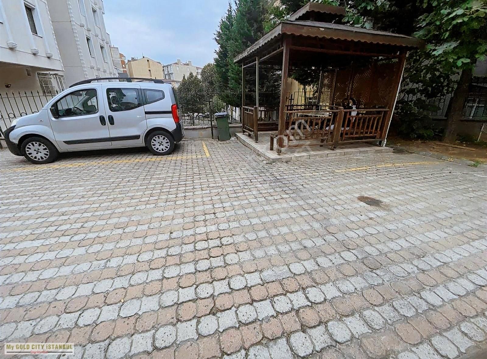 Üsküdar Cumhuriyet Kiralık Daire Tütel Tekdaş'tan site içi otoparklı eşyalı daire