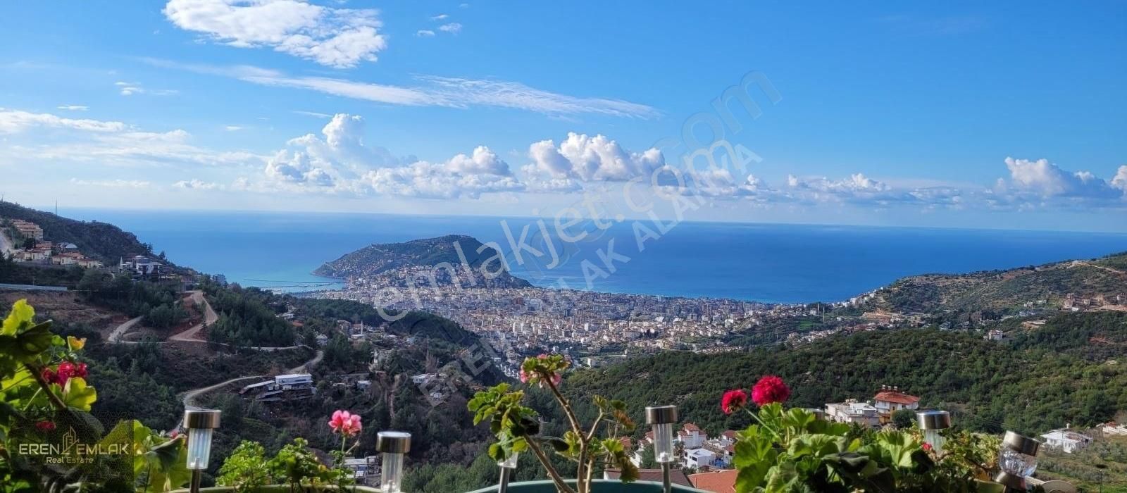 Alanya Tepe Satılık Villa Eren Emlak'tan Deniz Kale Manzaralı Müstakil 3+1 Dubleks Villa..