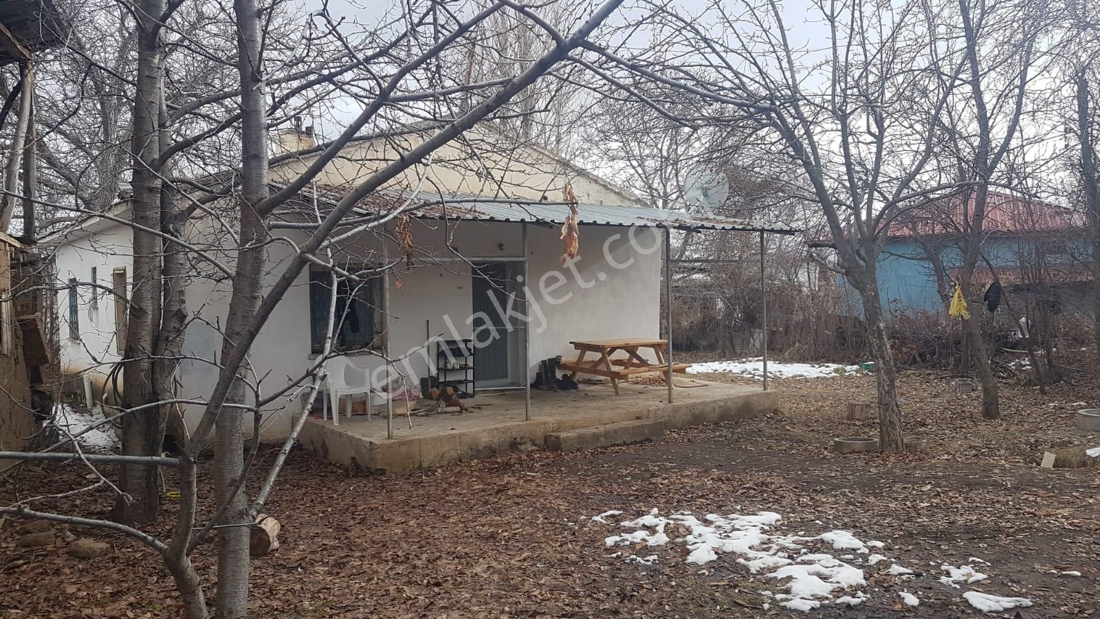 Erzincan Merkez Çatalarmut Köyü Satılık Köy Evi Tek Tapu 2+1 Betonarme Müstakil Ev