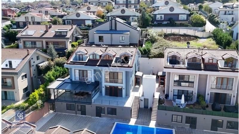 Sarıyer Zekeriyaköy Kiralık Villa Zekeriyaköy Merkezde280 M2 Havuzlu Sitede Kiralık Triplex Villa