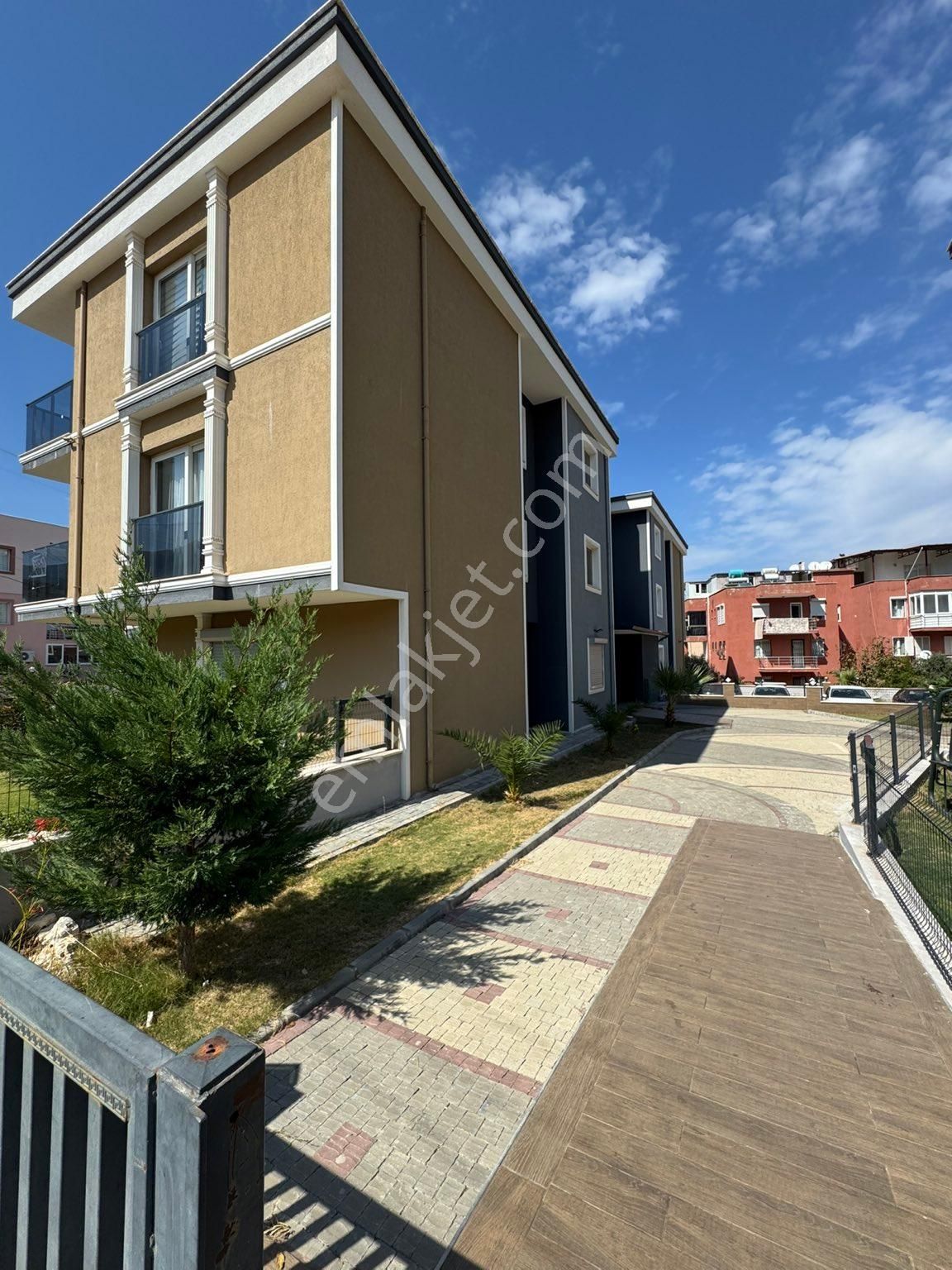 Kuşadası Güzelçamlı Satılık Daire  Site içinde Doğa manzaralı önü açık ara kat 2+1 köşe daire