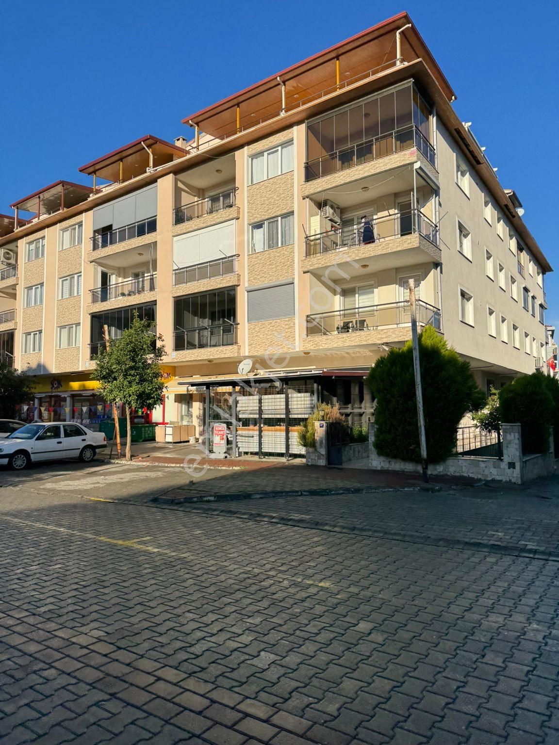 Kuşadası Güzelçamlı Satılık Daire  Kuşadası Güzelçamlı'da ana cadde üstünde ara kat 3+1 satılık daire