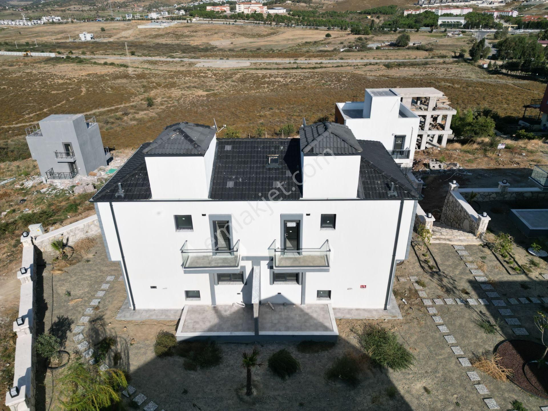 Seferihisar Düzce Satılık Villa  SEFERHİSAR ÇEVREKENT SİTESİNDE 4+1 SATILIK HAVUZLU VİLLA