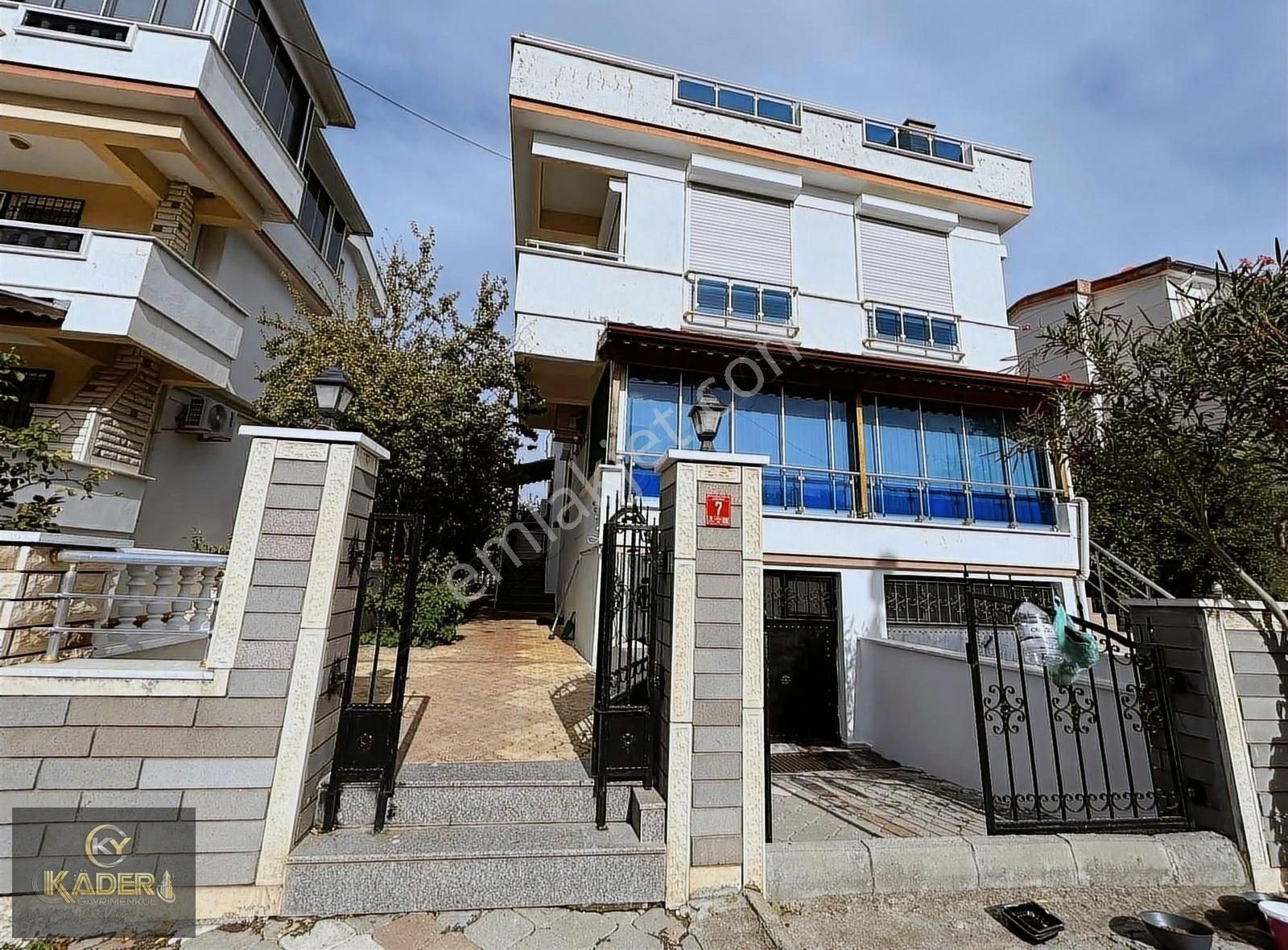 Edremit Güre Cumhuriyet Satılık Villa ALTINOLUK AKÇAY ARASINDA SATILIK DENİZE 100MT SATILIK 3+1 VİLLA