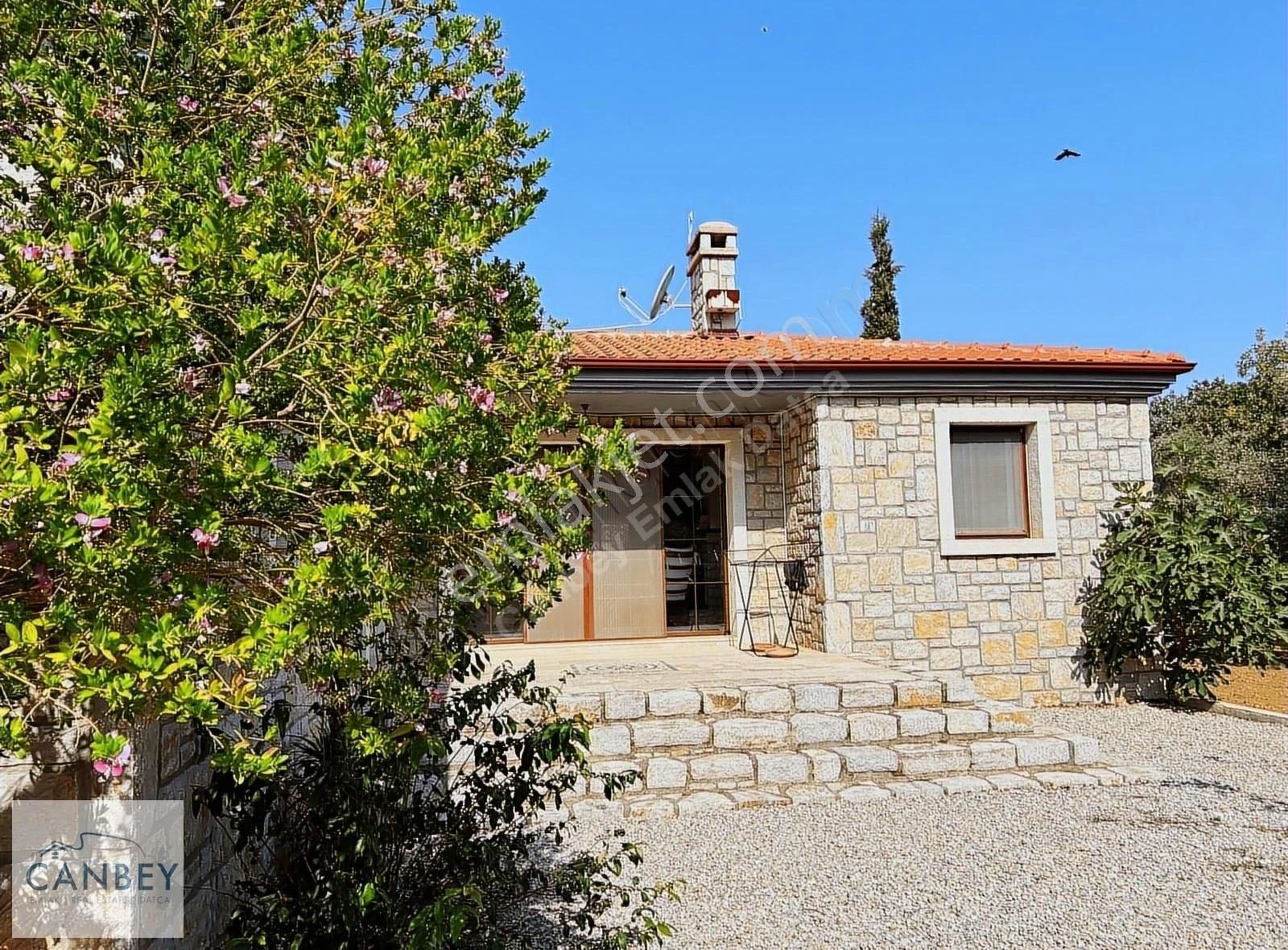 Datça Datça Satılık Villa Eski Datça'da geniş bahçe içinde tek katlı taş villa