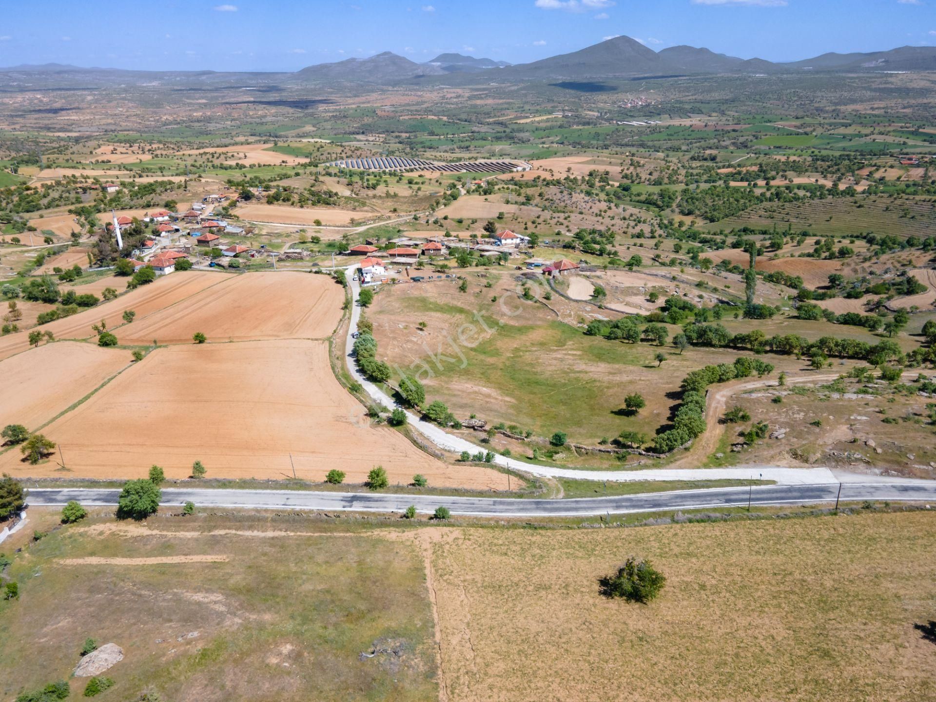 Eşme Bozlar Köyü (Merkez) Satılık Konut İmarlı Biarsa Farkıyla ! Uşak Eşme'de 471 M² İmarlı Müstakil Arsa