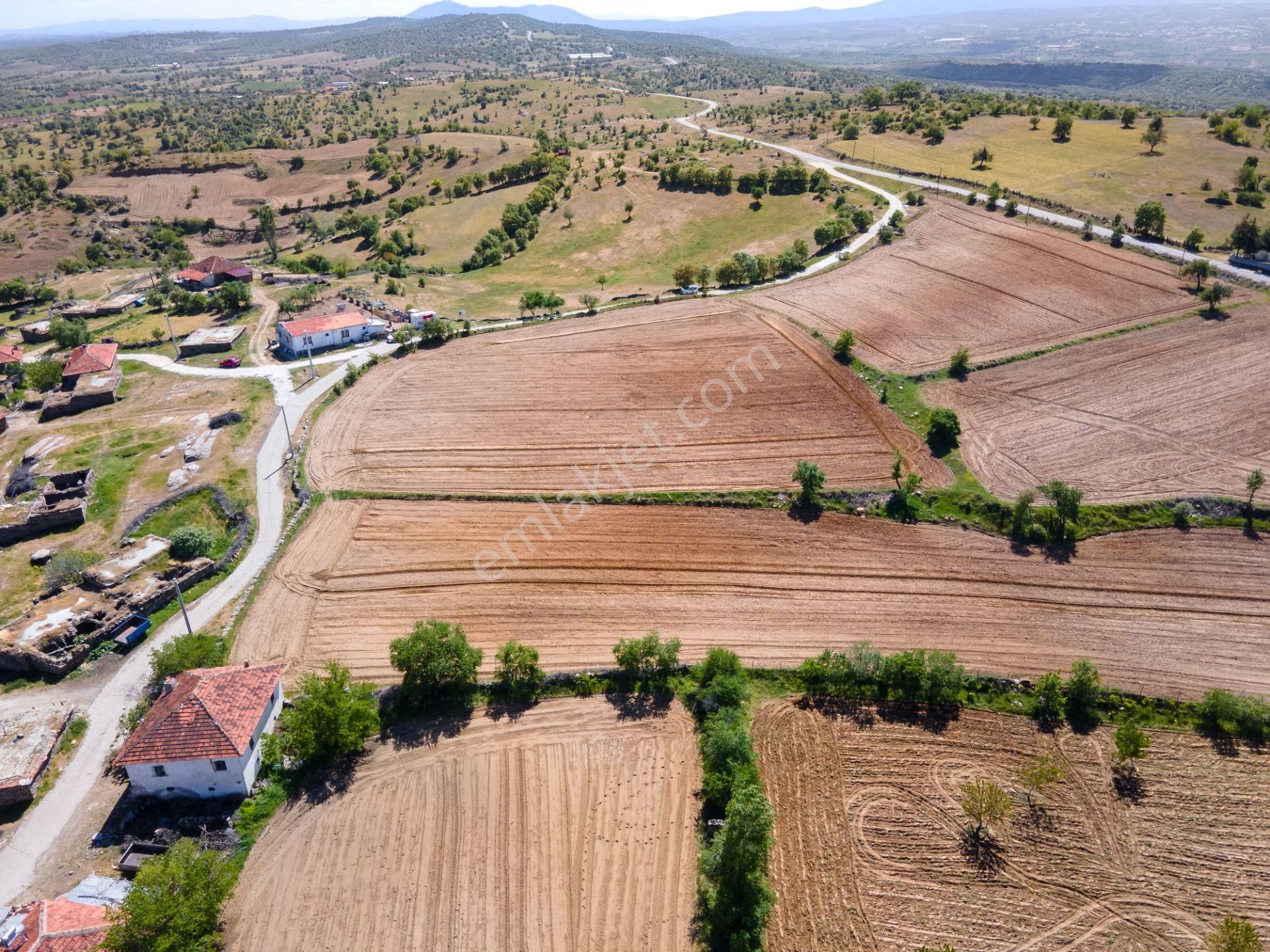 Eşme Bozlar Köyü (Merkez) Satılık Konut İmarlı Biarsa Farkıyla ! Uşak Eşme'de 471 M² İmarlı Müstakil Arsa