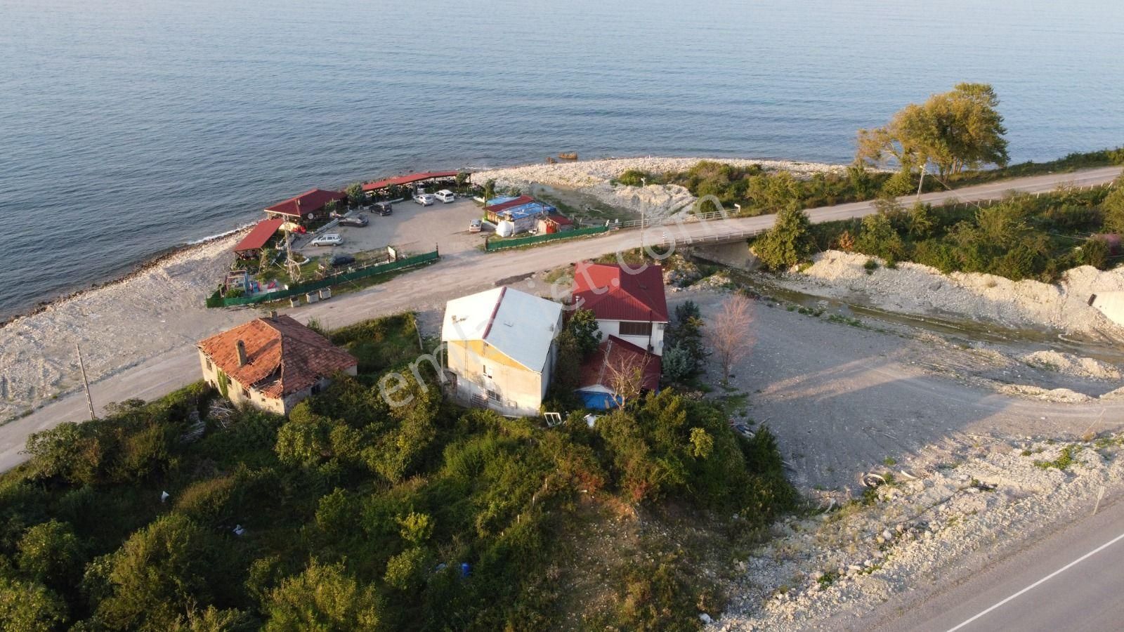 Türkeli Gündoğdu Köyü (Yalı) Satılık Bina Sinop Türkeli İlçesinde Denize Sıfır Satılık İşletme