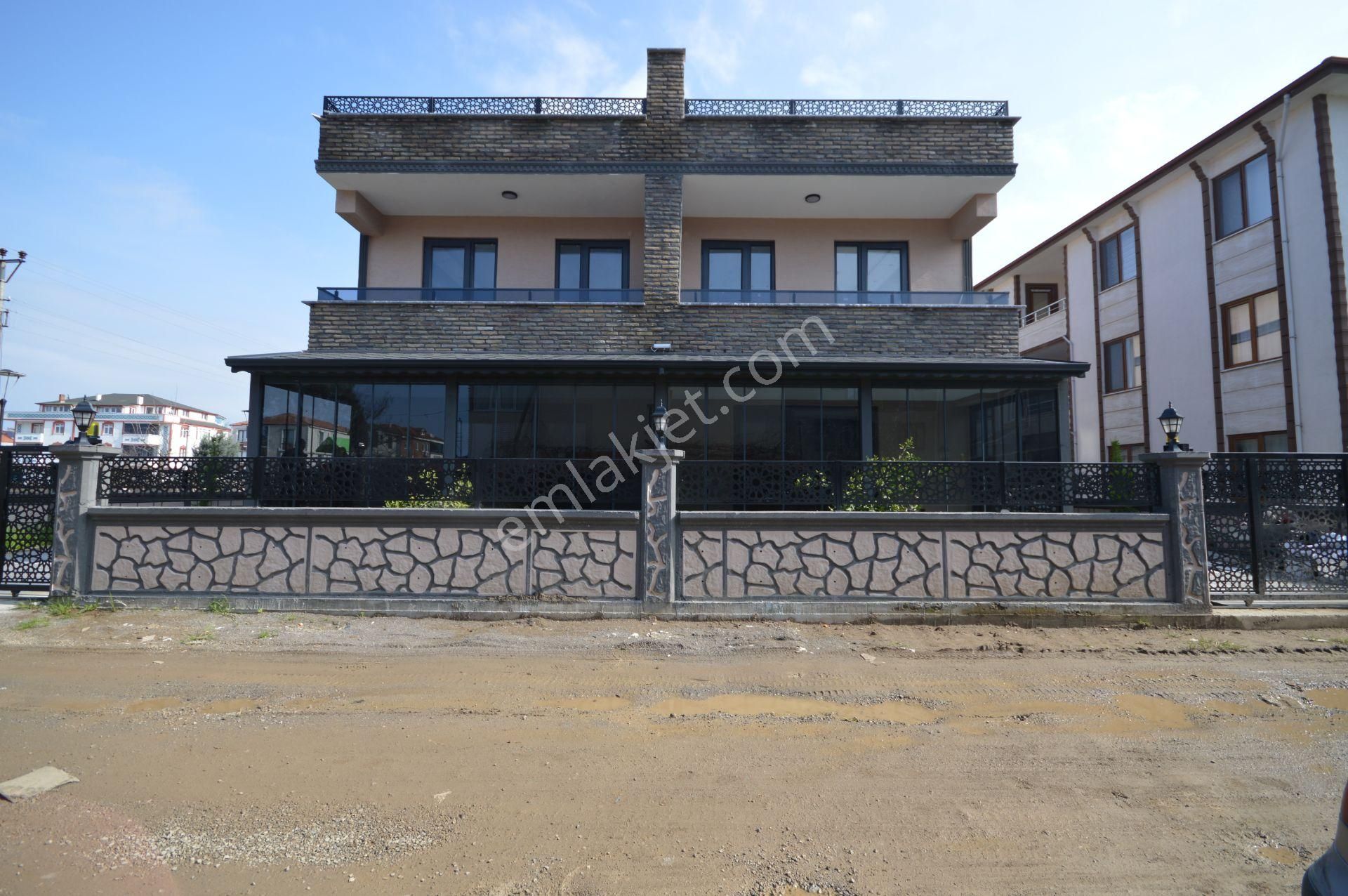 Karasu Aziziye Satılık Villa  SAKARYA/KARASU da  bahçeli 4+1 sıfır villa 