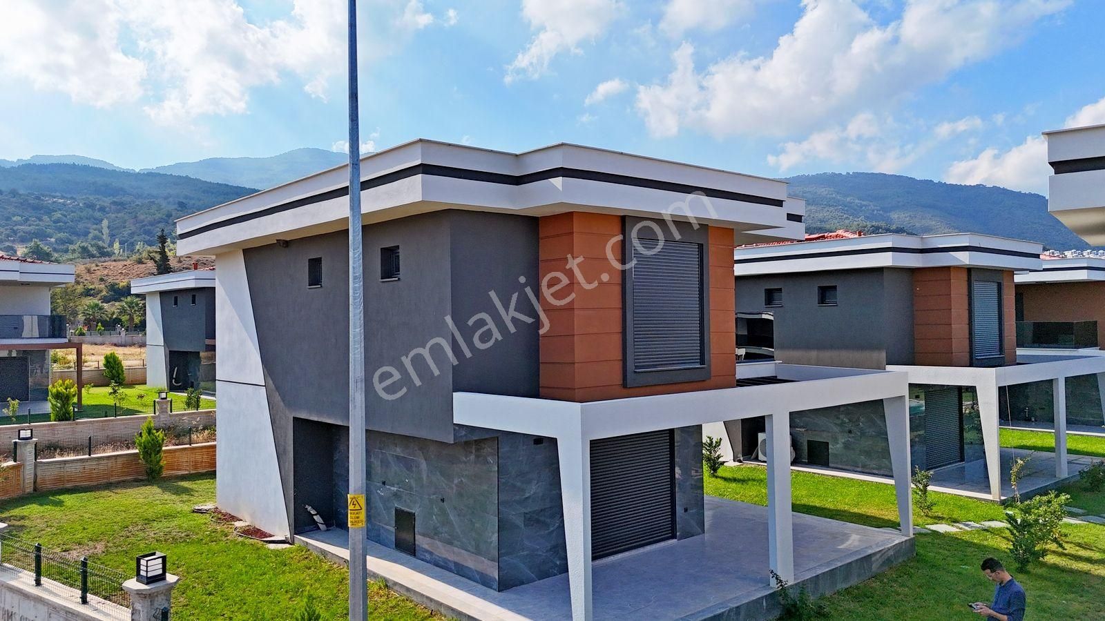 Kuşadası Davutlar Satılık Villa  Kuşadası Davutlarda Havuzlu Sitede Tek Müstakil 4+1 Villa