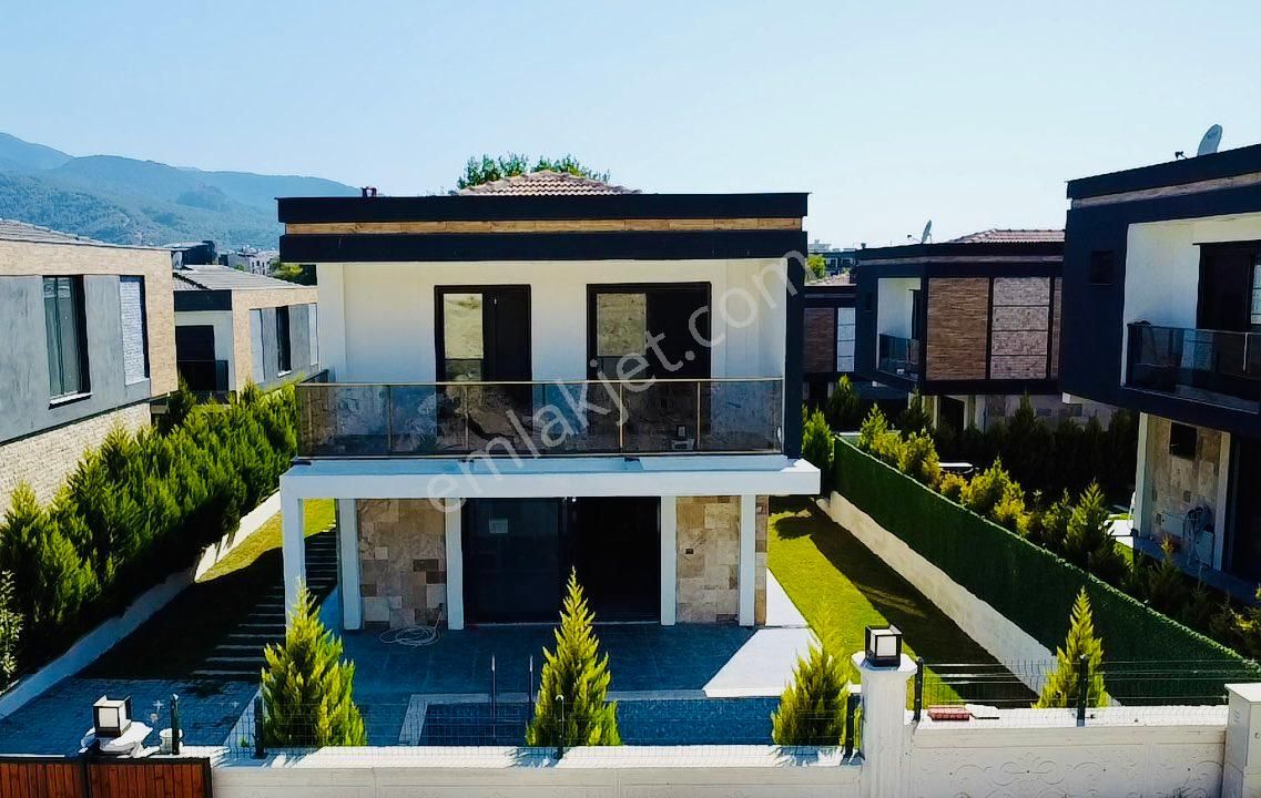 Kuşadası Davutlar Satılık Villa DEĞERİNİN ALTINDA ÖZEL HAVUZLU BAHÇELİ VİLLA