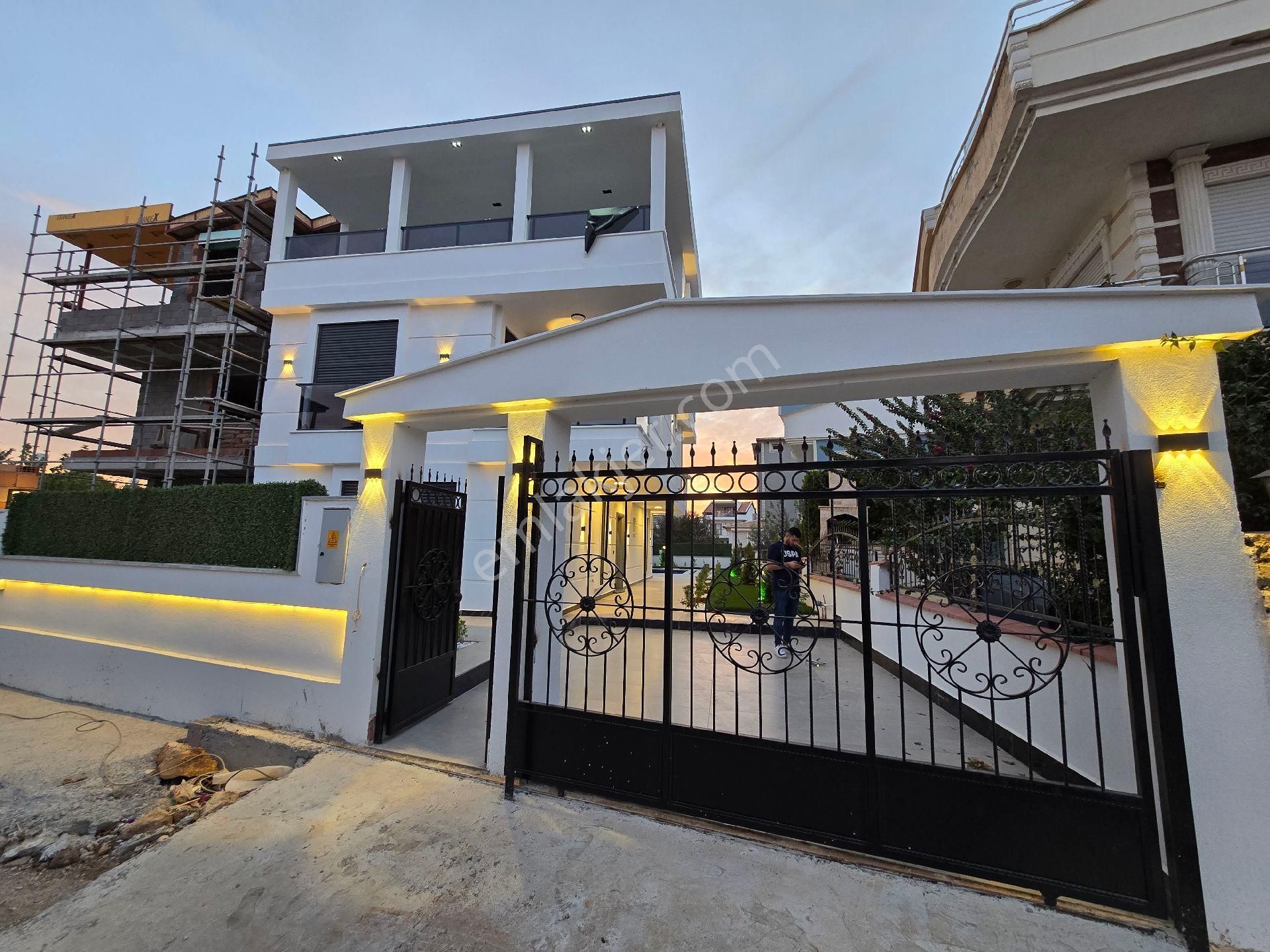 Didim Altınkum Satılık Villa  Didim Altınkum'da Denize 1 Km Mesafede Satılık 5+1 Tripleks Villa 