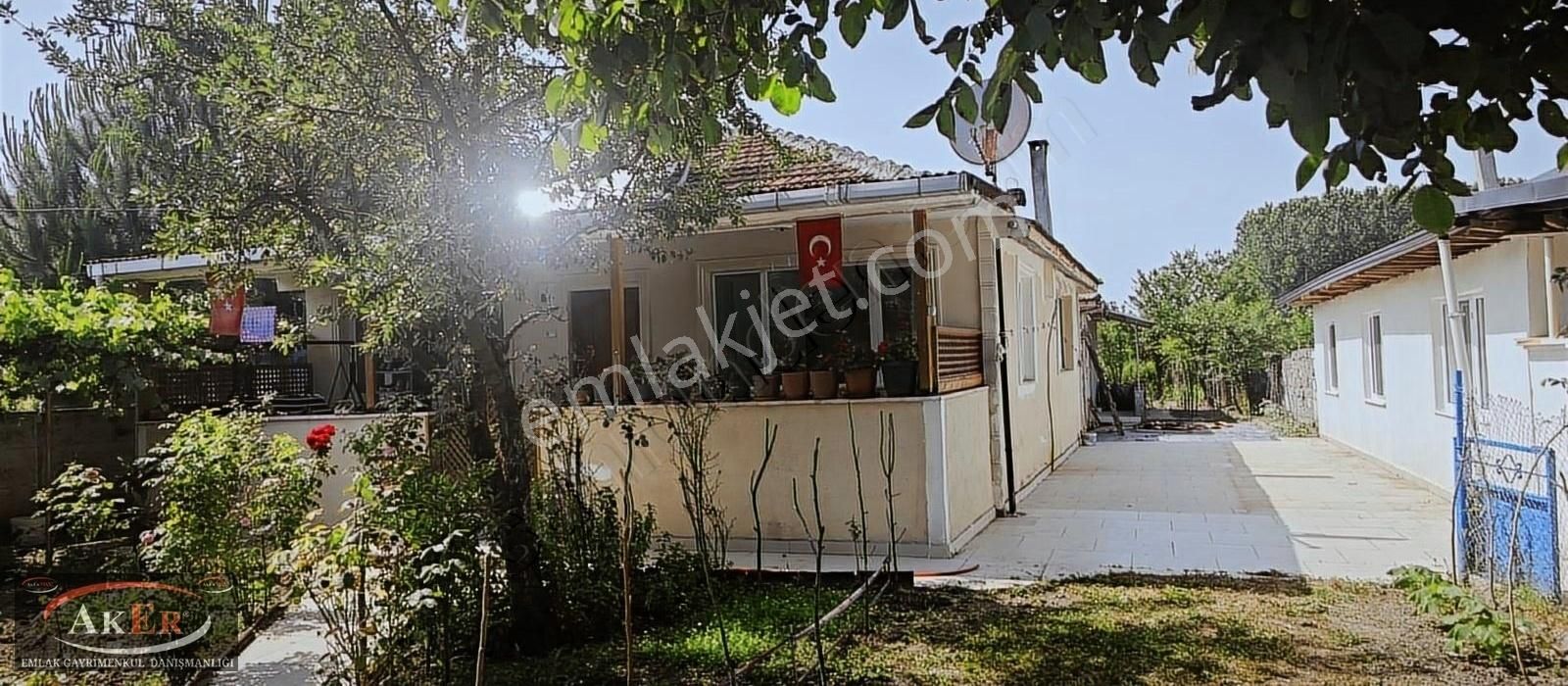 Akyazı Uzunçınar Satılık Müstakil Ev Aker Emlak Tan 620 Metrekare Arsa İçinde 2 Adet 2+1 Daire