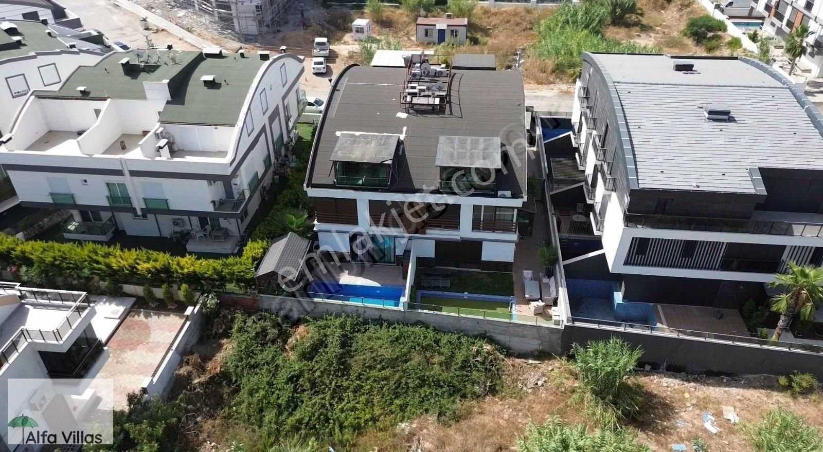 Muratpaşa Güzeloba Satılık Villa Güzeloba'da Müstakil Havuzlu 180m2 4+1 Kış Bahçeli Lüx Villa