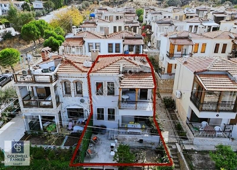 Foça Atatürk Satılık Villa Eski Foça'da denize 200 m mesafede villa