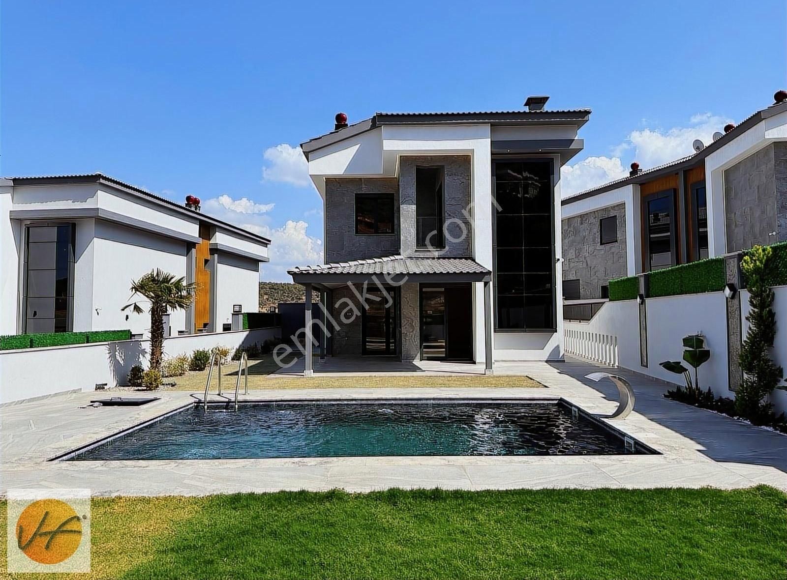 Foça Kozbeyli Satılık Villa Foça Kozbeyli de Modern Mimarisiyle Müstakil Havuzlu 4+1 Villa