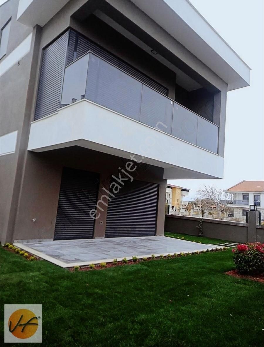 Urla Atatürk Satılık Villa Urla Atatürk Mahallesinde 4+1 Satılık Triplex Villa