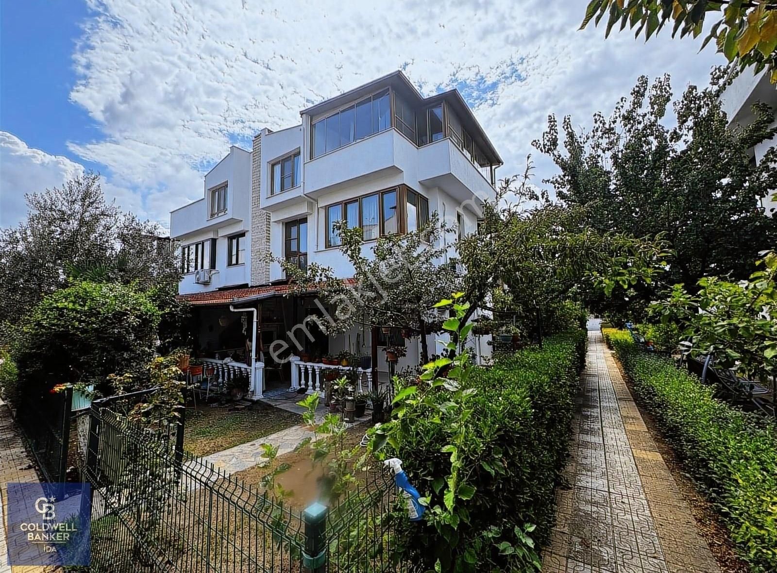 Gömeç Karaağaç Satılık Villa Gömeç Karaağaç'ta, Aleyna Sitesinde 5+1 Villa Hayvan Severlere